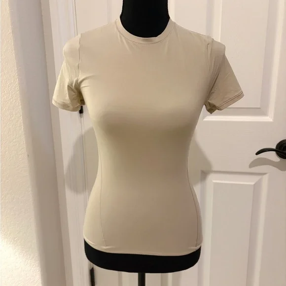 Lululemon Wundermost Ultra-Soft Nulu Hip Length Cream Crewneck Shirt Size XS - Picture 2 of 8